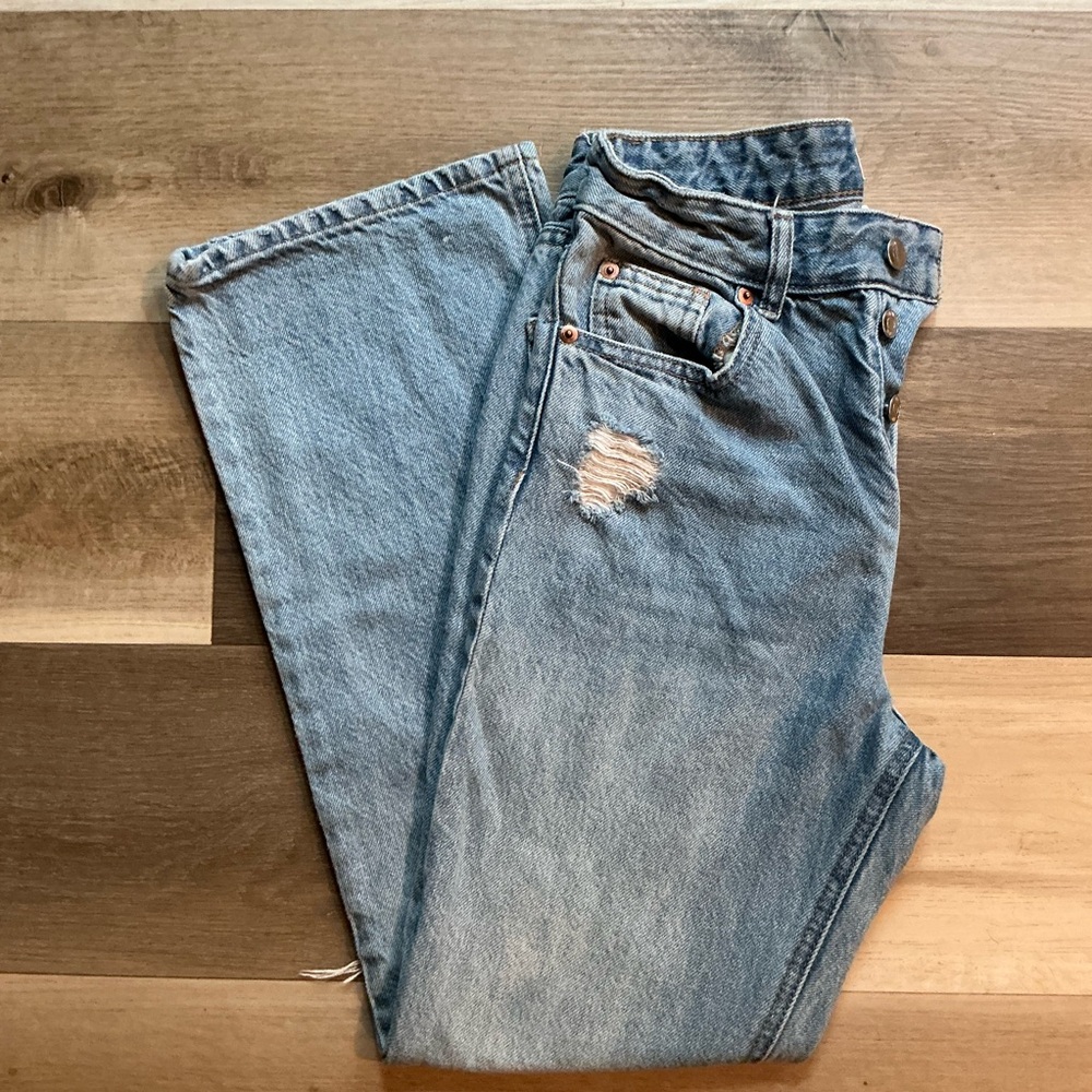H&M Light Blue Relaxed Women’s Jeans with Distressed Knee
